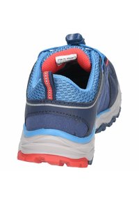Blauer Sportschuh mit einem Netzdesign, roten Akzenten und einer grauen Sohle. Verfügt über eine Zuglasche und eine strukturierte Ferse für zusätzlichen Halt.