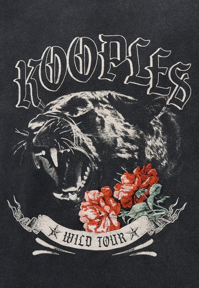 Κεφάλι μαύρης πάνθηρας που βρυχάται με κόκκινα λουλούδια από κάτω, η λέξη "KOOPLES" σε γοτθική γραμματοσειρά πάνω και η φράση "WILD TOUR" σε ένα κορδέλα από κάτω.