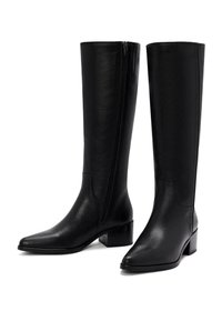Botas de cuero negras hasta la rodilla con punta afilada, detalles mínimos y tacón cuadrado. Cuentan con una cremallera lateral para un fácil uso.