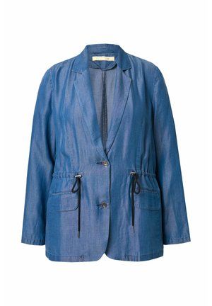 Jeansblazer i blå, med spids krave, snoretræk i taljen, sølvknapper og to forlommer med sorte snoretænger.