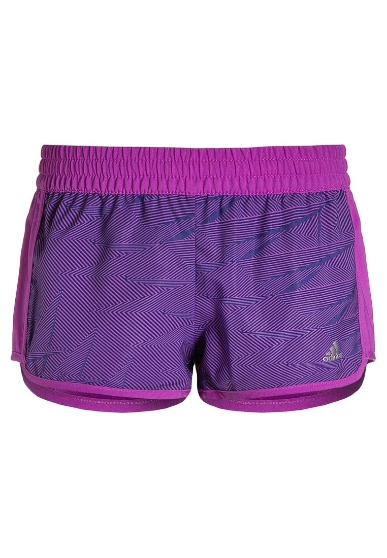 Violett urheilushortsit, joissa on leveä joustava vyötärö, ja joissa on geometrinen kuvio tummemmalla violetilla ja kontrastivärisellä vaaleanpunaisella trimmaus.