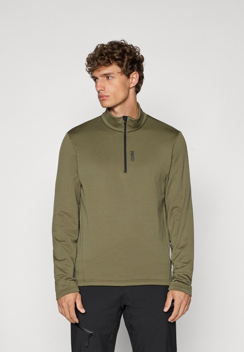 Sudadera de manga larga en verde oliva con cuello alto, media cremallera frontal y sutil detalle de logotipo, confeccionada en una tela lisa y ligera.