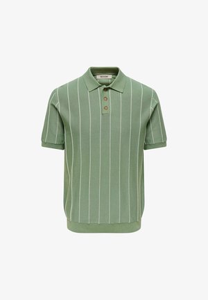 Polo vert à manches courtes avec des rayures verticales blanches et trois boutons marron sur la patte de boutonnage.