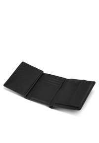 Portafoglio in pelle nera con finitura testurizzata. Presenta più slot per carte e scomparti per l'organizzazione. Design compatto e aperto.