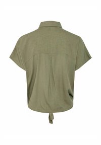 Blouse à manches courtes de couleur vert olive avec un col, un détail de pli au dos et un ourlet noué. Fabriquée en tissu léger et texturé.