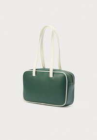 Πράσινη δερμάτινη τσάντα χειρός με λευκά στοιχεία, ορθογώνιο σχήμα, δύο πάνω λαβές και κλείσιμο με φερμουάρ στην κορυφή. Ομαλή υφή.
