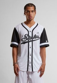 Bela kratka majica za baseball s črnimi detajli, z gumbi spredaj, logotip "Starter", kontrastne črte na rokavih in gladka tkanina.