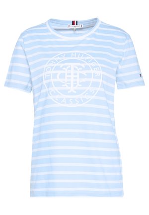 Lyseblå og hvide stribet kortærmet t-shirt med rund halsudskæring og et hvidt rundt Tommy Hilfiger Classics-logo på fronten.