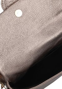 Metallisch bronzen leren handtas met een gestructureerd oppervlak, voorzien van een ronde zilveren drukknoopsluiting en een zwarte binnenkant.