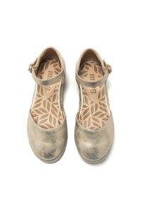 Scarpe Mary Jane metalliche dorate con cinturino alla caviglia, punta arrotondata e soletta testurizzata con motivo a foglia. Finitura esterna liscia.