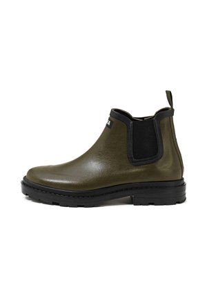 Olivgrüner Chelsea-Stiefel aus Leder mit schwarzen elastischen Seitenpaneelen, schwarzem Zuglasche und robuster schwarzer Gummisohle.