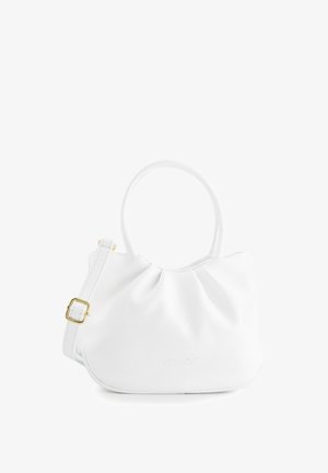 Witte leren handtas met afgeronde handvatten en een verstelbare band met een gouden gesp, tegen een witte achtergrond.