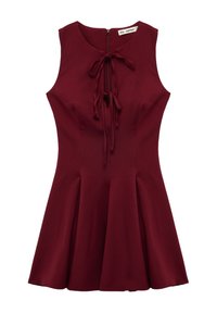 Abito senza maniche color bordeaux con corpino aderente, gonna svasata e chiusura con lacci regolabili al collo. Tessuto liscio senza motivi discernibili.