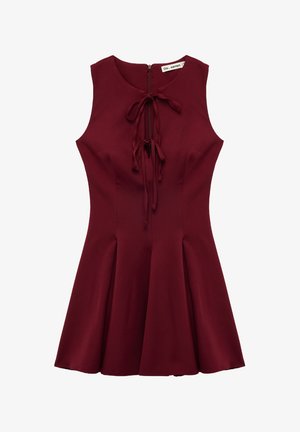 Abito senza maniche color bordeaux con corpino aderente, gonna svasata e chiusura con lacci regolabili al collo. Tessuto liscio senza motivi discernibili.