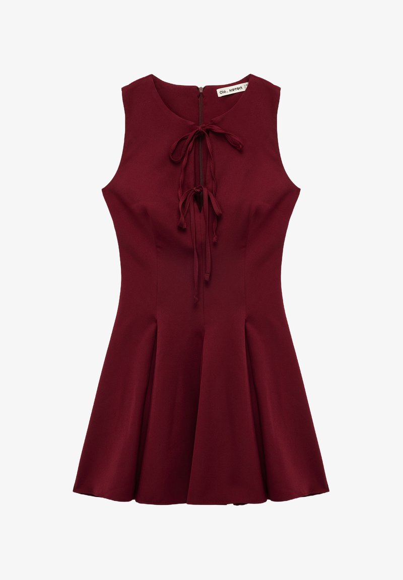 Abito senza maniche color bordeaux con corpino aderente, gonna svasata e chiusura con lacci regolabili al collo. Tessuto liscio senza motivi discernibili.