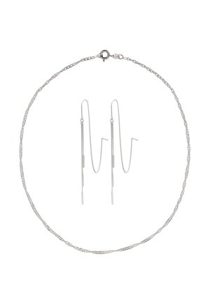 Silberne Halskette mit einem strukturierten Kettendesign und einem Karabinerverschluss. Zwei passende Ohrringe mit länglichen, linearen Stäben und zarten Ketten.