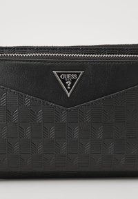 Guess SIENA FLAT BUMBAG ZIP AROUND - Riñonera - black