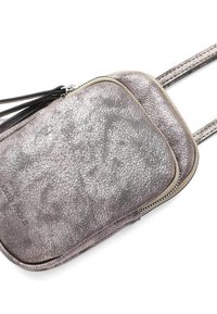 Metalen zilveren schoudertas met een textuurafwerking, voorzien van een ritssluiting en een slanke verstelbare schouderband. Accentueert met zwarte hardware.