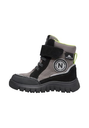 Stivale per bambini nero e grigio con una fascia in velcro, tessuto strutturato, suola in gomma e logo circolare sul lato; presenta dettagli di un brillante colore verde.