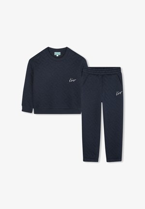 Sweatshirt matelassé bleu marine avec un col côtelé et un pantalon assorti doté d'une taille élastique, de poches latérales et d'un accent logo.