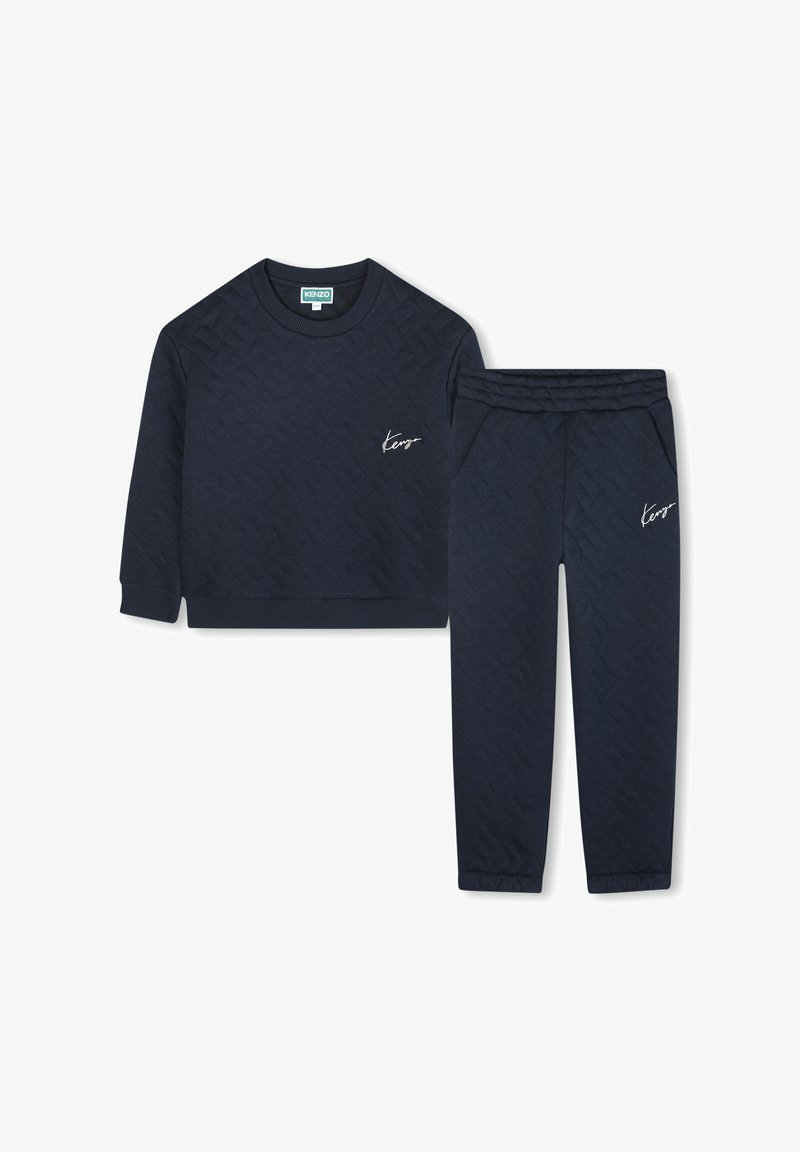 Marineblauwe gewatteerde sweatshirt met geribde halslijn en bijpassende broek met elastische tailleband, zijzakken en logoaccent.