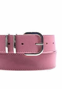 Ceinture en cuir rose avec une texture lisse, boucle en métal argenté et trois trous de réglage. Bordures cousues et design minimaliste.