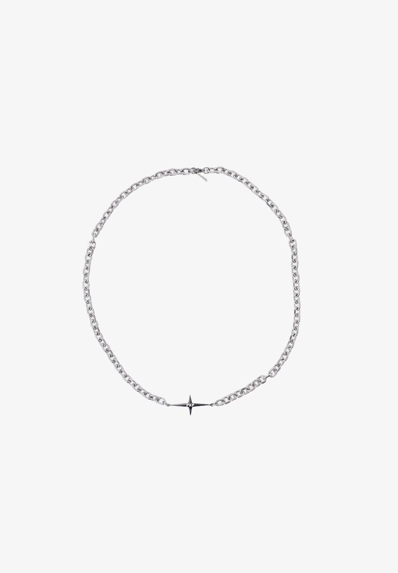 Collier chaîne en argent avec un petit pendentif étoile de boussole noire gravé de "PXP" au centre sur fond blanc.