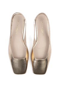 Scarpe slingback in metallo dorato con punta quadrata, texture liscia e lati con tagli. L'interno presenta una soletta beige e un branding discreto.