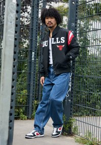 New Era NBA CHICAGO BULLS PANEL BOMBER - Klubu apģērbs - black/red