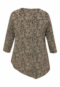Hosszú ujjú póló texturált, olíva zöld anyagból, sötét virágmintával. Aszimmetrikus fazonú alsó rész és széles nyakú kialakítás.