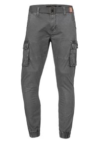 Grijze cargo broek met elastische boorden, meerdere zijzakken, een riem en een licht versleten textuur. Bevat gestikte naden en een leren accent.