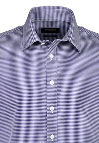 Camicia a scacchi bianca e blu navy, con colletto classico, chiusura frontale a bottoni e tessuto liscio.