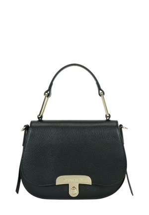 Borsa a mano in pelle nera con superficie testurizzata, chiusura a patta, dettagli in metallo dorato e manico corto. Design compatto e strutturato.