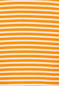 Ribbad tyg med horisontella ränder som växlar mellan stark orange och vit. Texturen verkar mjuk och elastisk.