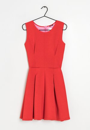 Abito rosso senza maniche con scollatura rotonda, corpetto aderente, gonna svasata e pieghe; realizzato in un tessuto morbido e elastico.