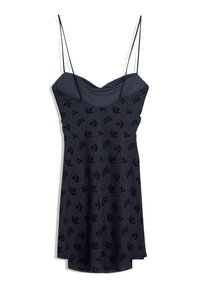 Donkerblauwe slipdress met dunne spaghetti bandjes en subtiele bloemenpatronen door de stof, hangend tegen een witte achtergrond.