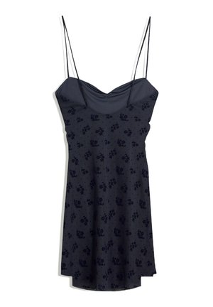 Robe noire marine sombre avec de fines bretelles spaghetti et des motifs floraux subtils sur l'ensemble du tissu, suspendue sur un fond blanc.