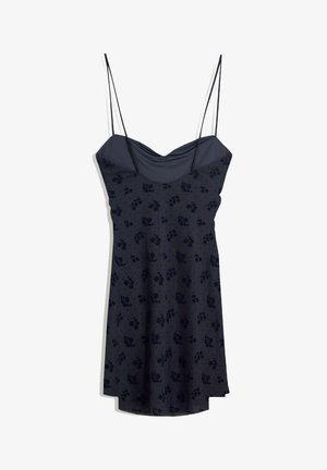 Donkerblauwe slipdress met dunne spaghetti bandjes en subtiele bloemenpatronen door de stof, hangend tegen een witte achtergrond.