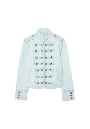 Hellblaue Jeansjacke mit metallischen Militärknöpfen vorne, an den Manschetten, Schultern und an zwei vorderen Taschen.