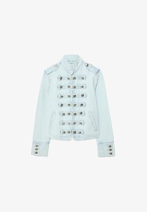 Svetlomodrá rifľová bunda s kovovými gombíkmi v armádnom štýle na prednej strane, manžetách, pleciach a na dvoch predných vreckách.