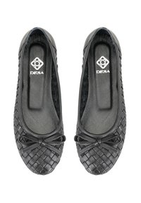 Schwarze geflochtene Lederballerinas mit abgerundeter Spitze, dekorativem Schleifen vorne und strukturiertem Fußbett. Mit Logo auf der Innensohle.