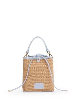 Borsa secchiello intrecciata color cuoio con rifiniture in pelle azzurro chiaro, manico superiore, chiusura con coulisse e patch logo frontale.