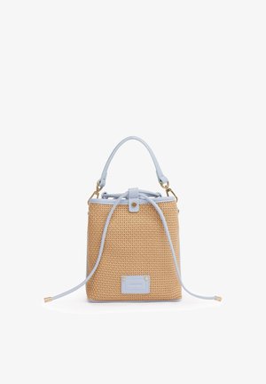 Sac seau tissé couleur fauve avec garniture en cuir bleu clair, poignée supérieure, fermeture à cordon et écusson logo à l'avant.
