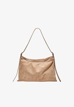 Sac d'épaule en daim marron clair avec une fermeture zippée unique sur le dessus et une longue sangle fine pour le porter.