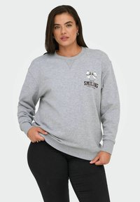 Felpa grigia con colletto rotondo, maniche lunghe e stampa grafica con il testo "CONTINUA A SORRIDERE" e un design a fiocco.