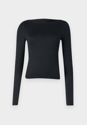 Zwarte, lange mouwen top van rekbaar materiaal; heeft een brede, bootvormige halslijn en een aansluitend ontwerp dat op de taille taps toeloopt.