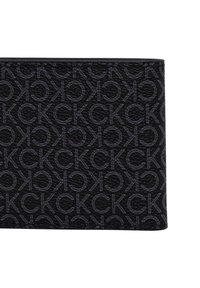 Portafoglio nero con un motivo in rilievo di lettere intrecciate. Realizzato in materiale testurizzato, con cuciture visibili lungo i bordi.