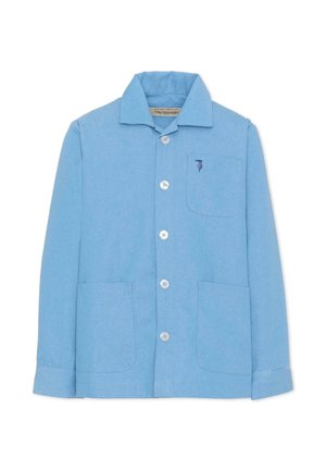Chemise bleu clair à manches longues avec col et trois poches avant, arborant un petit logo brodé bleu foncé sur la poche poitrine.