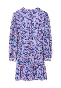 Abito floreale con un sottofondo lilla decorato con motivi di fiori blu e viola, maniche lunghe con polsini abbottonati e design della vita arricciato.
