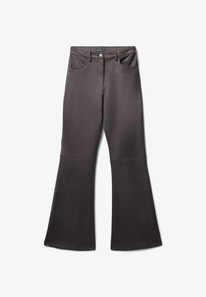 Weit geschnittene Hosen in Dunkelgrau, hergestellt aus einem weichen, strukturierten Stoff. Mit einem Knopfverschluss vorne, Gürtelschlaufen und vier Taschen.